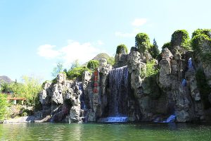 院山公墓注重环境的天然形态，依山造型，是一座花园式生态型陵园
